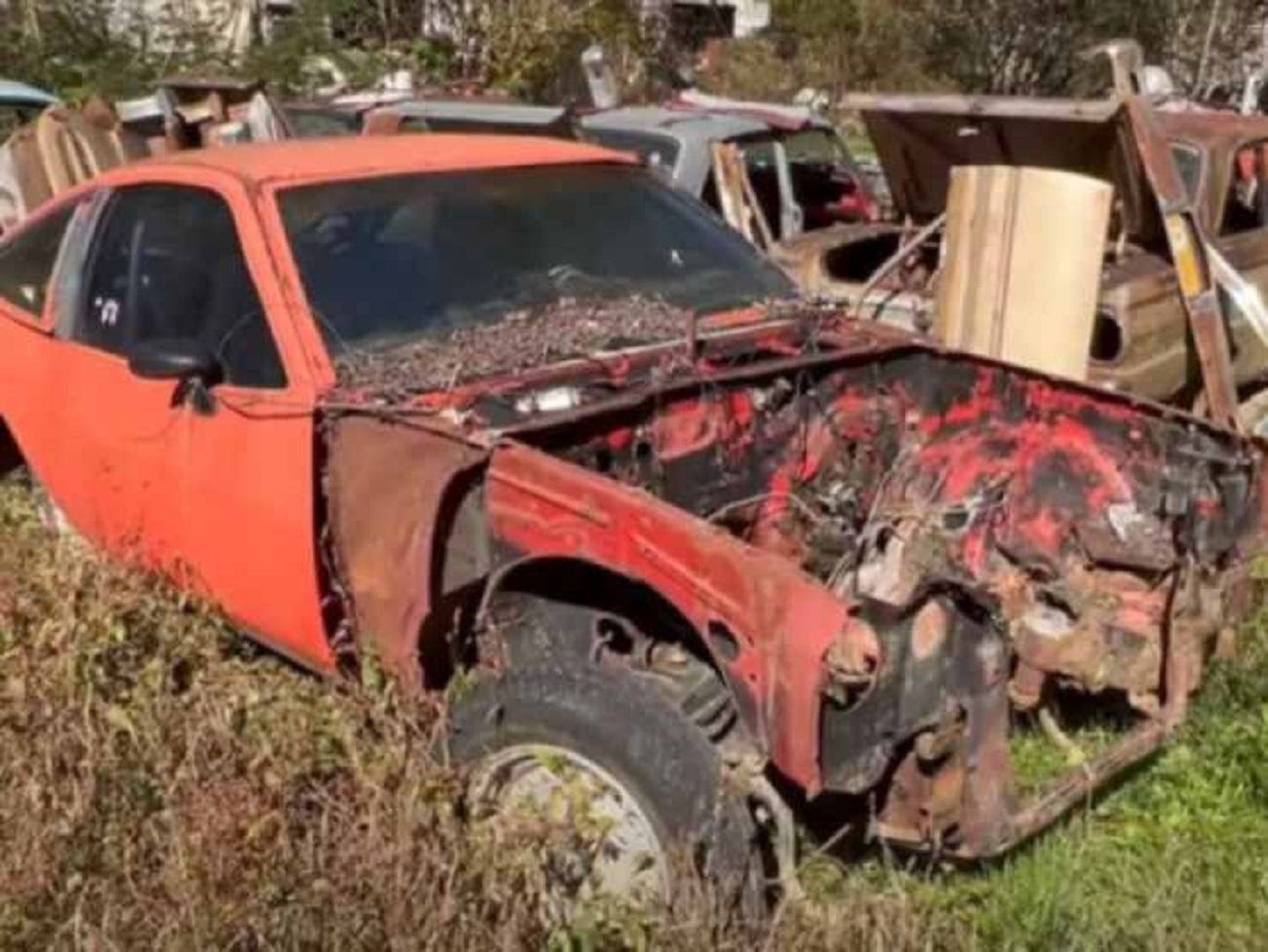 Auto d'epoca rossa in discarica