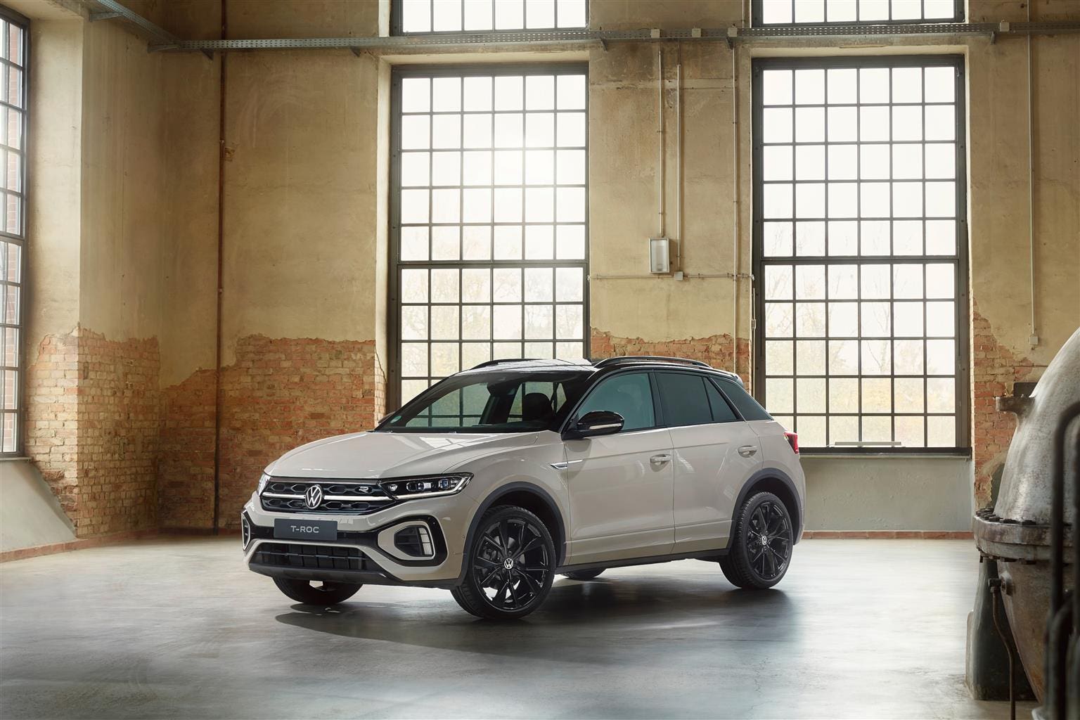 Volkswagen T-Roc bianca vista tre quarti anteriore