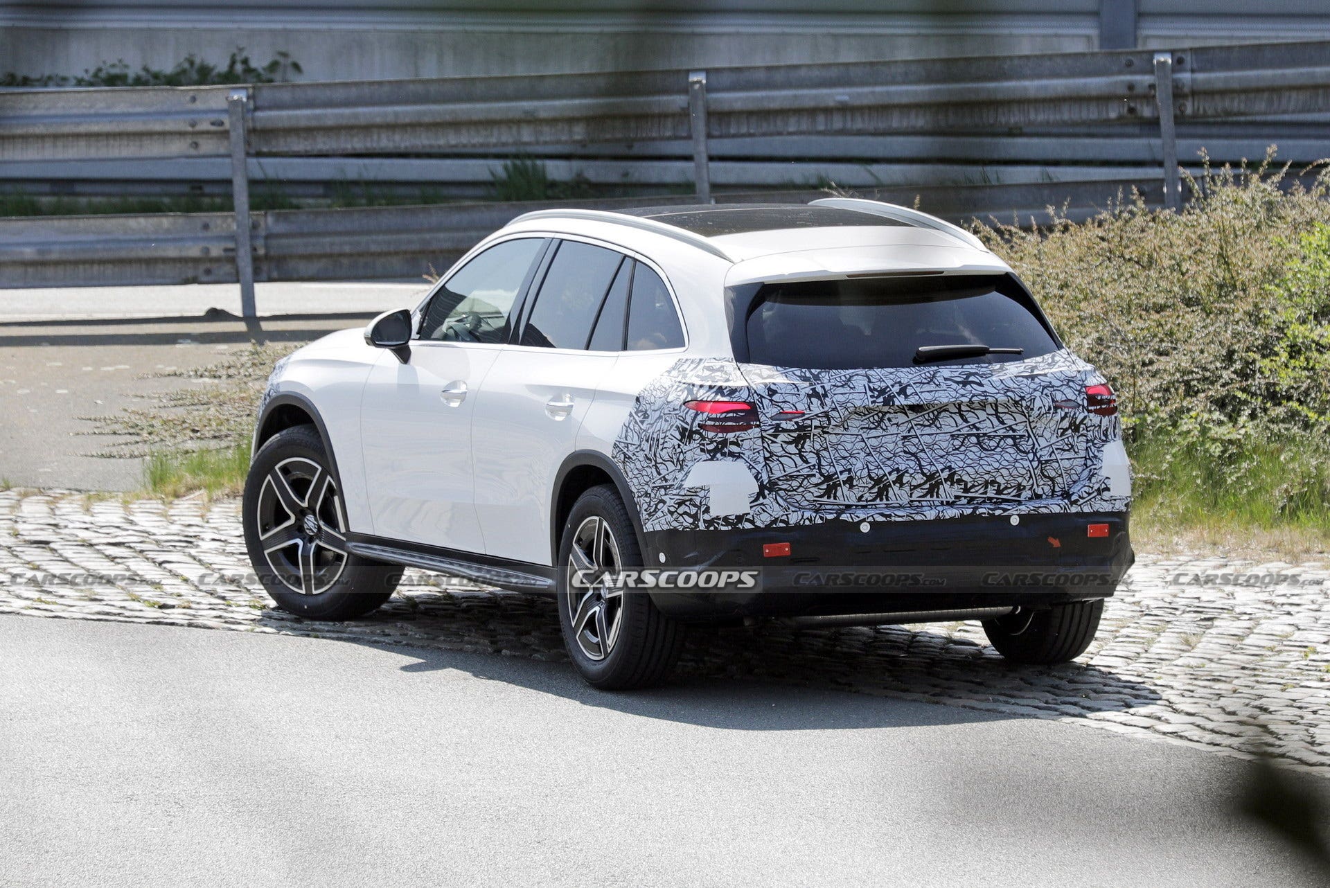 Mercedes GLC posteriore bianca