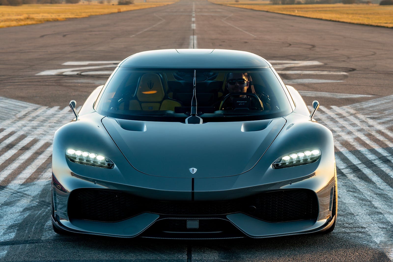 La Koenigsegg Gemera è un capolavoro tecnico. Questa "Mega-GT" ibrida produce un totale di 1.727 cavalli, e alcuni di questi provengono dall'ingegnoso motore elettrico Quark che pesa solo 66 libbre ma produce oltre 330 CV. Vedendo di cosa è capace la Gemera, non si può fare a meno di riflettere sul potenziale di un'hypercar completamente elettrica del marchio svedese. Quando abbiamo parlato con Christian von Koenigsegg all'inizio del 2020, sembrava essere contrario all'idea di realizzare un veicolo elettrico poiché, tra le altre cose, avrebbe aggiunto troppo peso. Ma il boss di Koenigsegg vede altri nuovi ostacoli sulla via delle hypercar completamente elettriche: berline elettriche come la Tesla Model S Plaid e la Porsche Taycan. Alla domanda di TopGear su come rendere eccitanti le hypercar elettriche, Koenigsegg ha dichiarato: "Questa è la sfida per tutti i marchi di auto estreme. Ci sono modi. Non credo che nessuno abbia ancora inchiodato l'enorme differenziazione da una Tesla Model S Plaid o da una Porsche. Taycan Turbo. Penso che siano così vicini in termini di prestazioni e range a un hyper EV che è un po' scomodo". Christian von Koenigsegg conoscerà meglio della maggior parte delle capacità della berlina di punta di Tesla poiché ha guidato quotidianamente una Model S lui stesso. Parlando della Tesla, ha detto a CarBuzz che "si è abituato rapidamente alle risposte della coppia sinaptica, come se se pensassi di sorpassare, l'hai fatto". Ciò che Tesla ha ottenuto è servito come ispirazione per Koenigsegg che alla fine si è rivolto all'ibridazione. Considerando che la Gemera costa circa $ 1,7 milioni ed è appena più veloce della berlina Model S Plaid da $ 135.990 a 60 mph, possiamo vedere il suo punto. Prima dei veicoli elettrici, le hypercar erano in una chiara classe di prestazioni al di sopra delle berline pratiche, ma quel divario si è ridotto rapidamente. Koenigsegg pensa che le hypercar elettriche "devono avere una ragione per esistere". Anche se è fiducioso che l'azienda avrà "il motore elettrico e gli inverter più potenti al mondo", Koenigsegg crede chiaramente che un hyper EV debba fare di più per distinguersi dai veicoli elettrici nei segmenti più tradizionali e per giustificare i loro enormi cartellini dei prezzi. Mentre la compagnia continua a inseguire raggiungendo oltre 300 mph nel Jesko Absolut, ci piace dove si trova la testa di Christian von Koenigsegg. Mettere semplicemente un potente propulsore elettrico in una hypercar sarebbe troppo facile; questa è un'azienda che si sforza di fornire un alto livello di emozione in ogni prodotto. Per come si sta muovendo il mondo, una Koenigsegg EV sembra inevitabile a un certo punto, ma non dovrebbe mai compromettere l'appeal del marchio. Non vediamo l'ora di vedere come Koenigsegg si differenzia dalla mandria quando ciò accadrà.