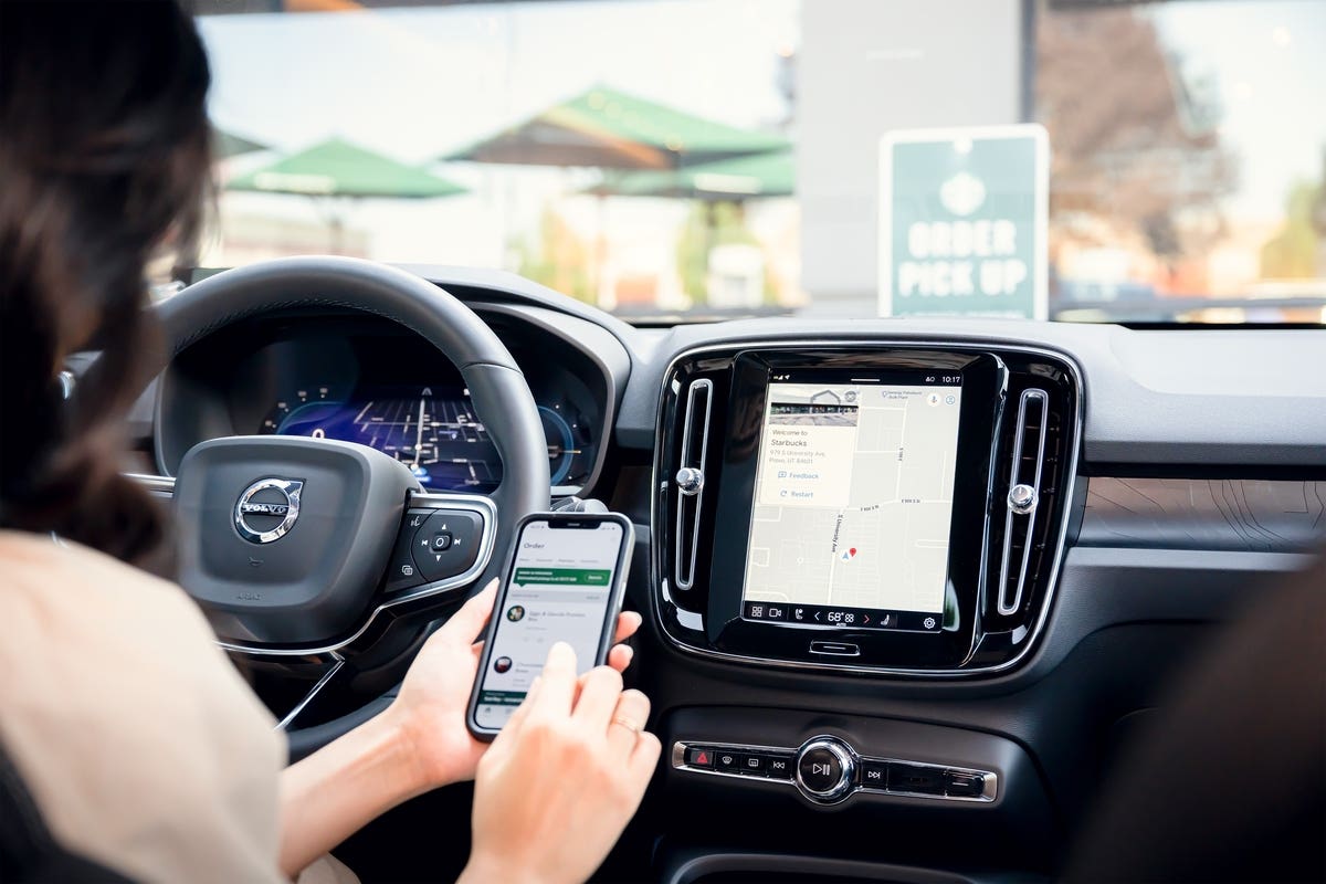 Volvo caricatori EV Starbucks