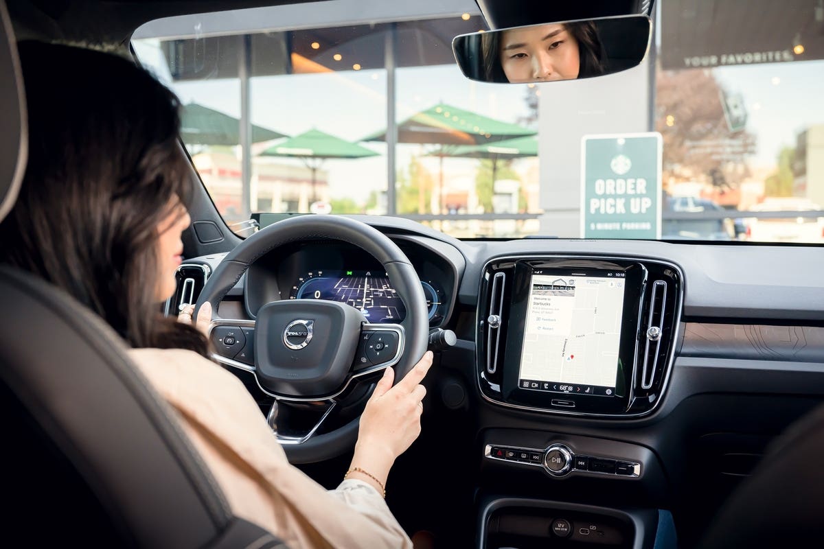 Volvo caricatori EV Starbucks