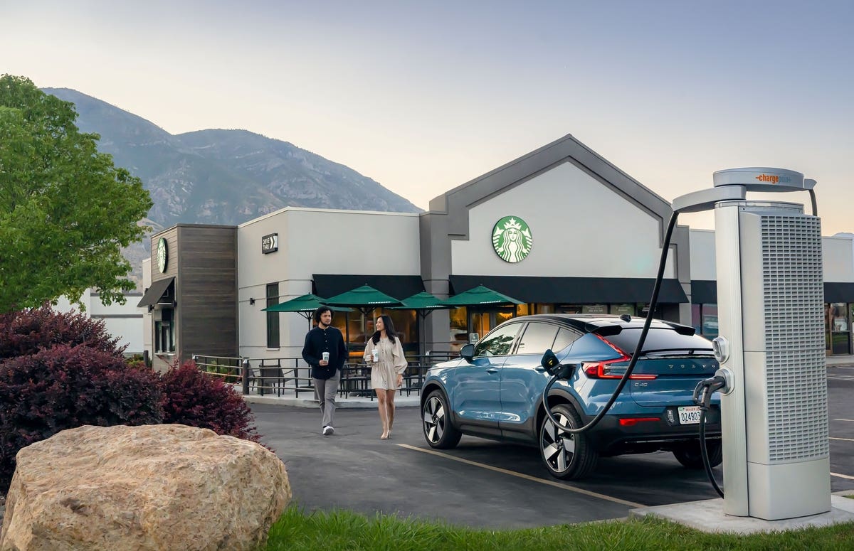 Volvo caricatori EV Starbucks
