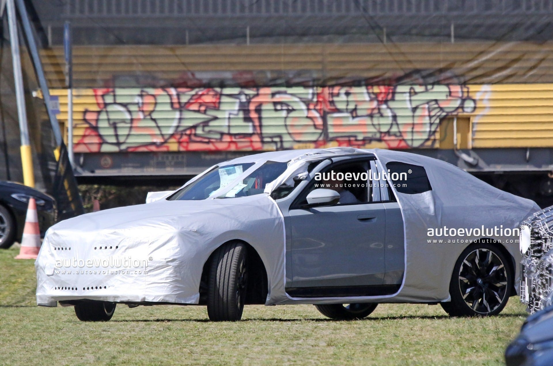 BMW i5 xDrive camuffata