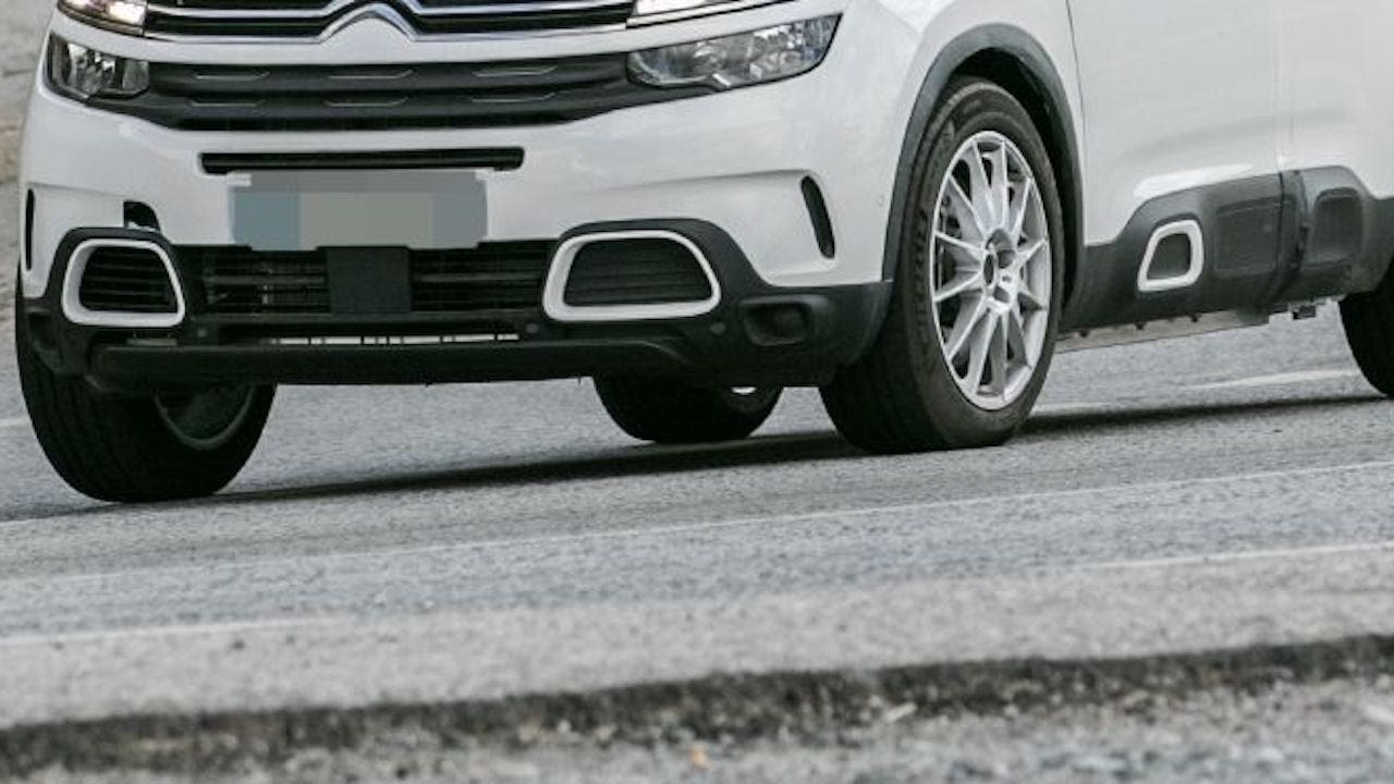 Peugeot e-3008 foto spia
