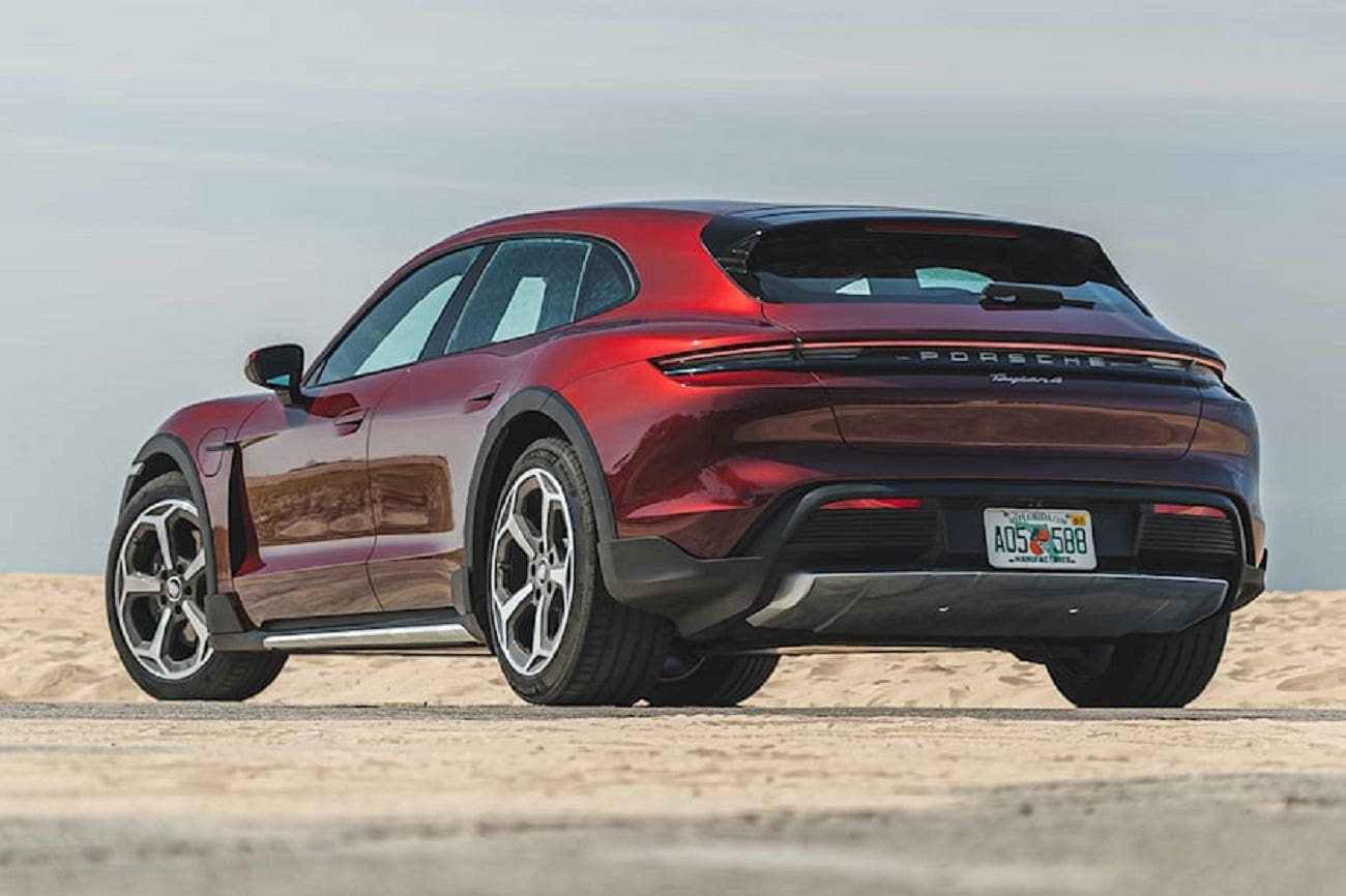 Porsche Taycan Cross Turismo rossa
