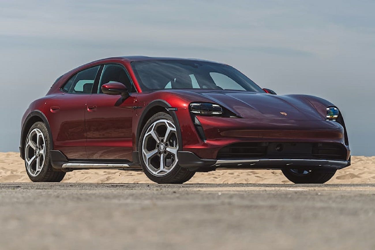 Porsche Taycan Cross Turismo rossa