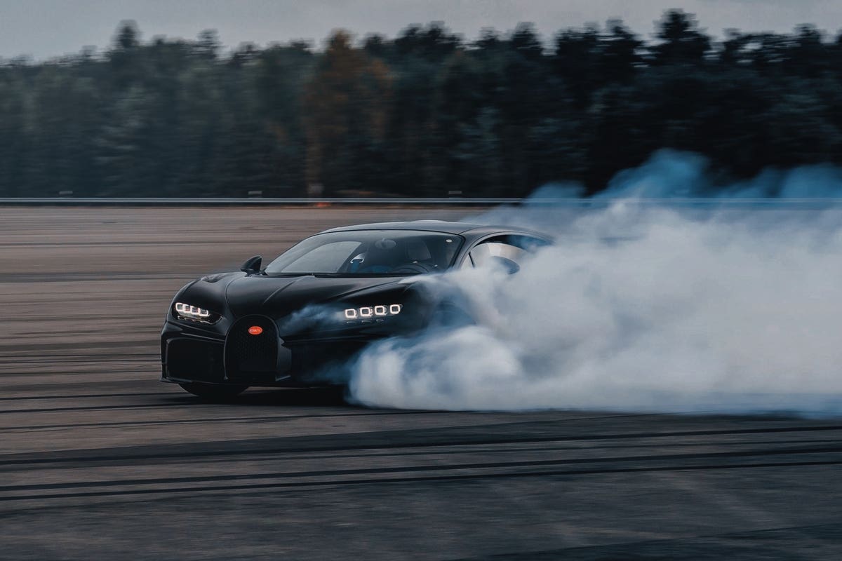 Bugatti Chiron Pur Sport drifting