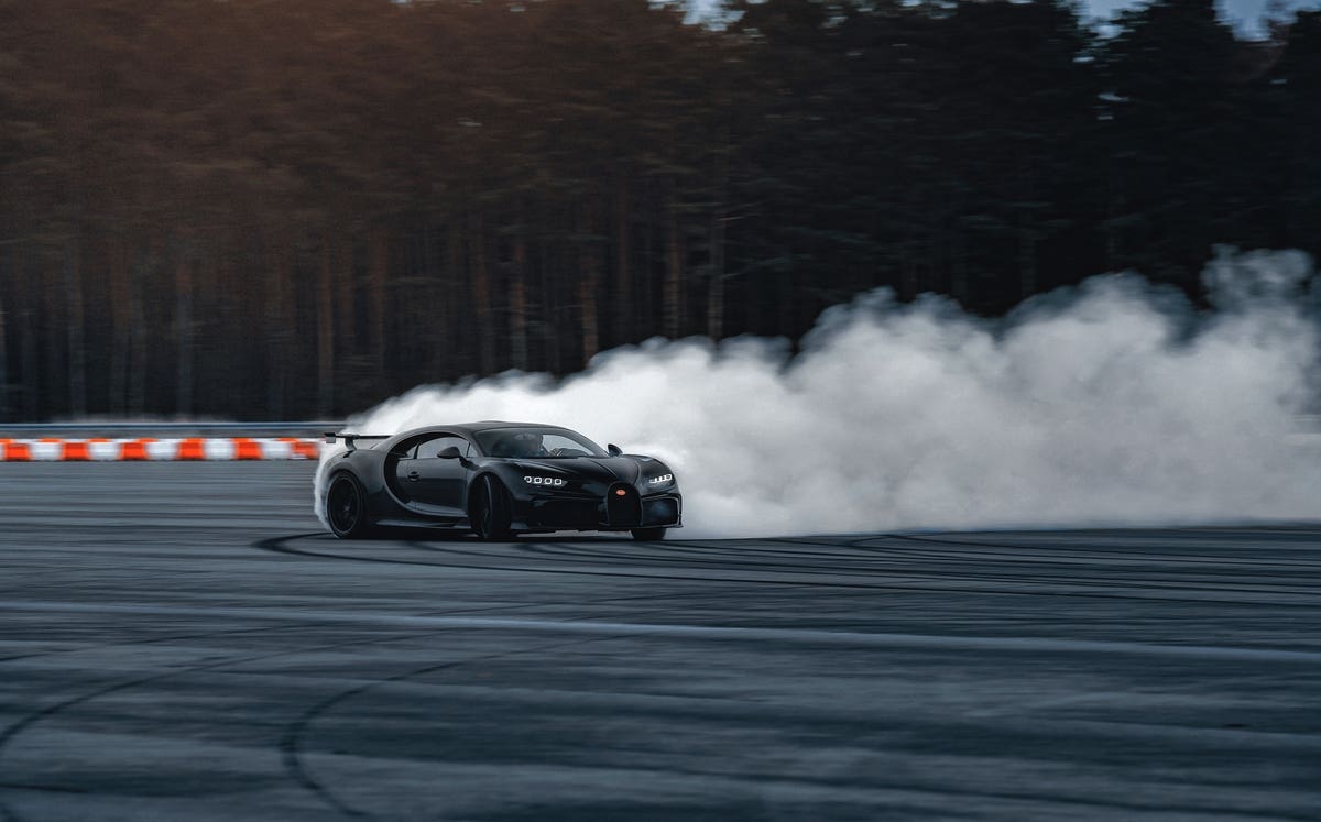 Bugatti Chiron Pur Sport drifting