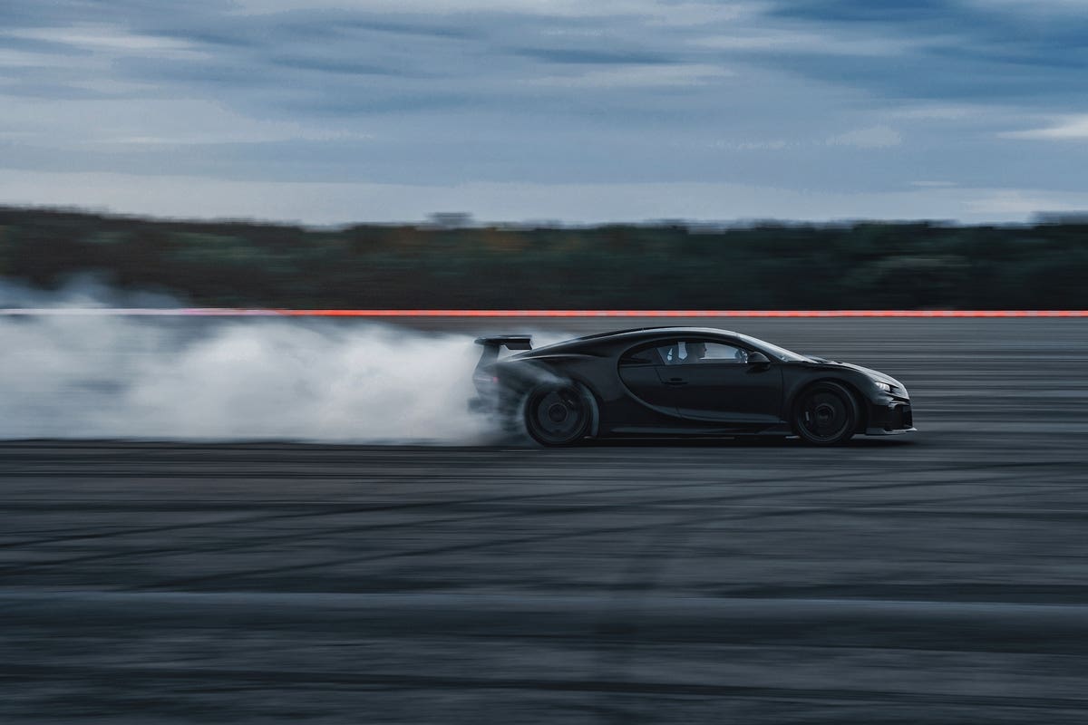 Bugatti Chiron Pur Sport drifting