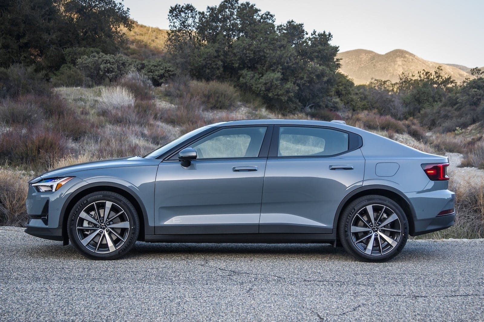 Polestar 2 grigio laterale