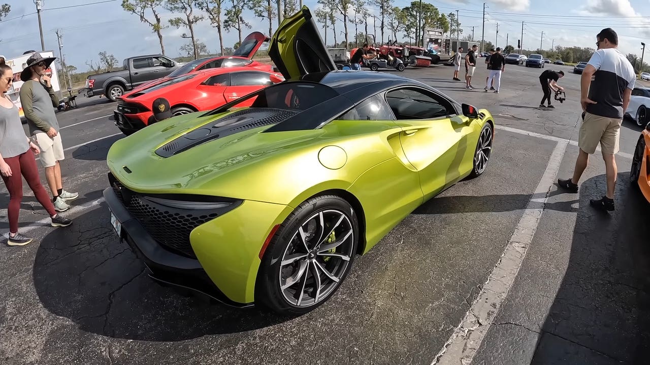 McLaren Artura test drag race