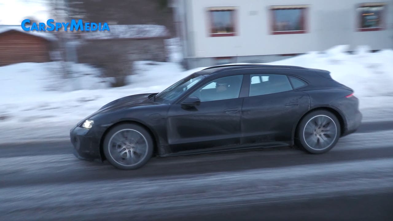Porsche Taycan 2024 prototipi neve