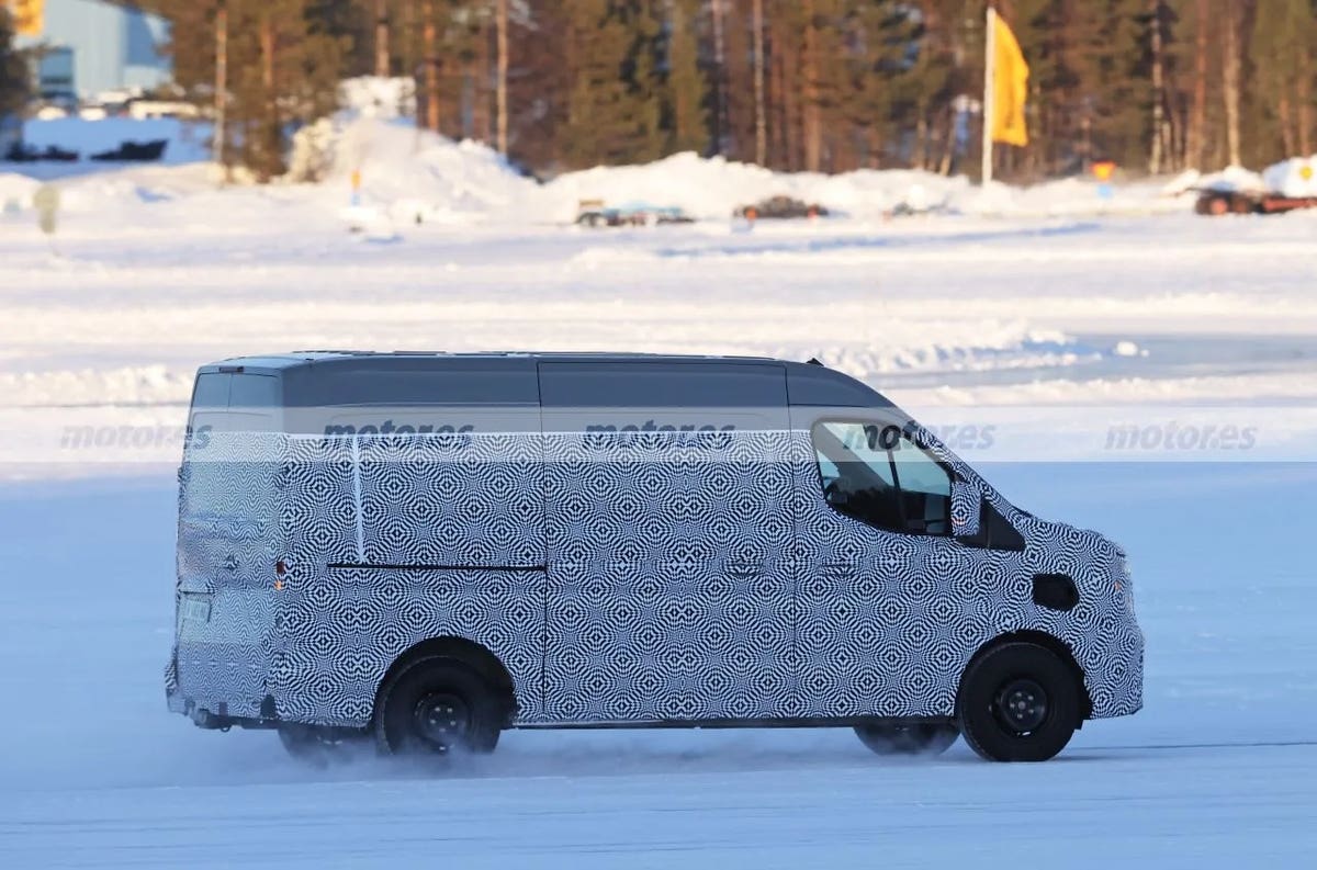 Renault Master E-Tech Electric 2024 prototipo foto spia