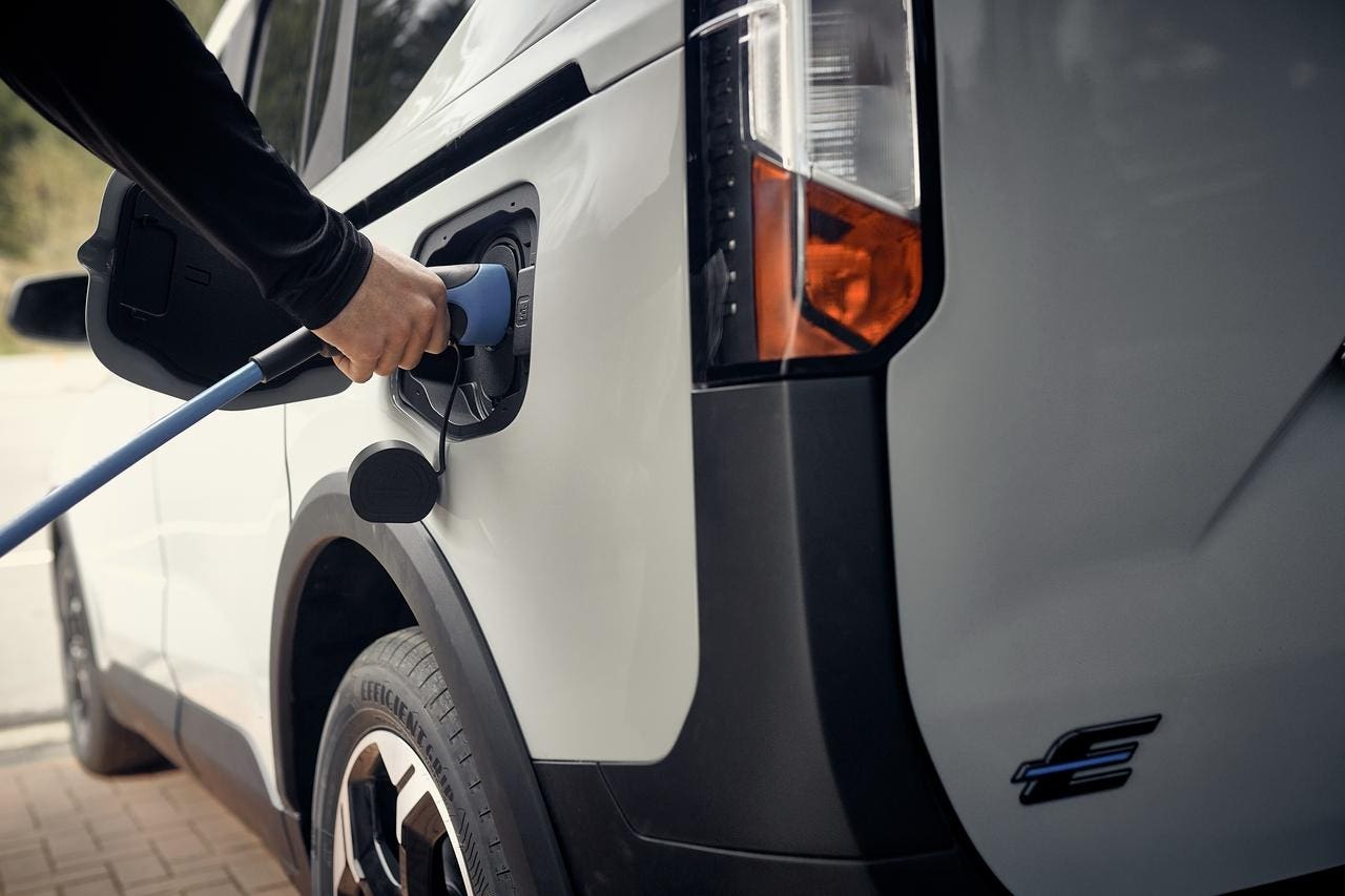 Ford E-Tourneo Curier 2024