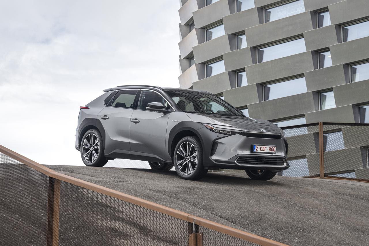toyota bZ4X grigio