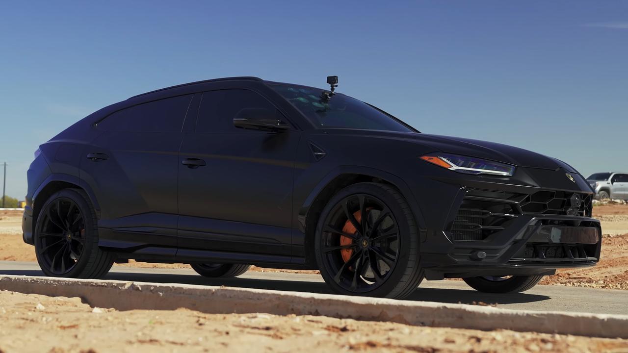 Tesla Cybertruck vs Lamborghini Urus