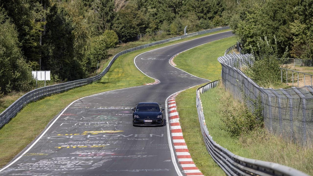 Nuova Porsche Taycan prototipo Nurburgring