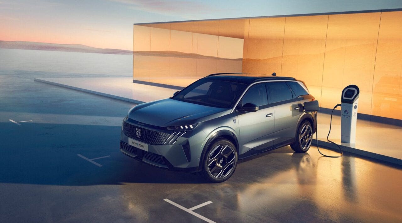 Nuova Peugeot e-5008 ricarica