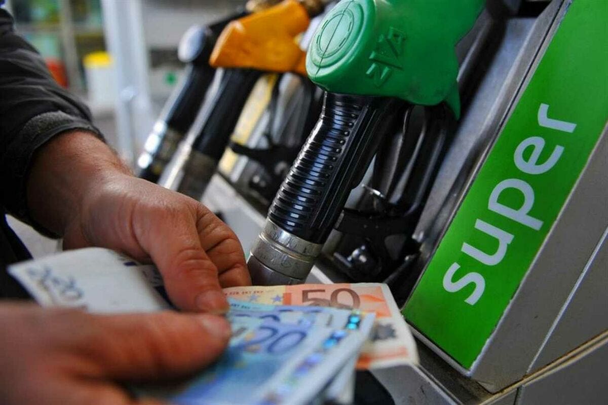 Prezzo della benzina alle stelle 1