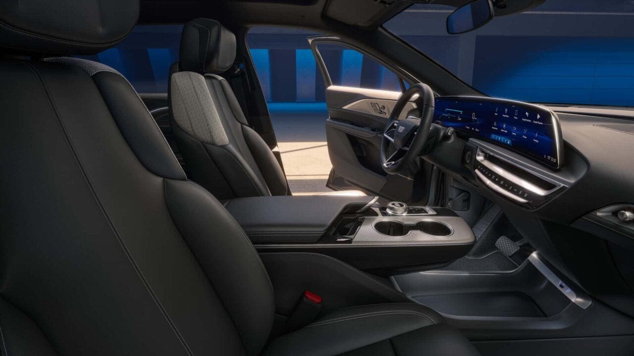 Cadillac Lyriq dentro