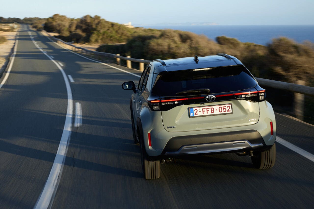 Nuova Toyota Yaris Cross 2024 dietro
