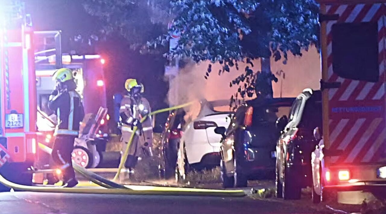 tesla in fiamme
