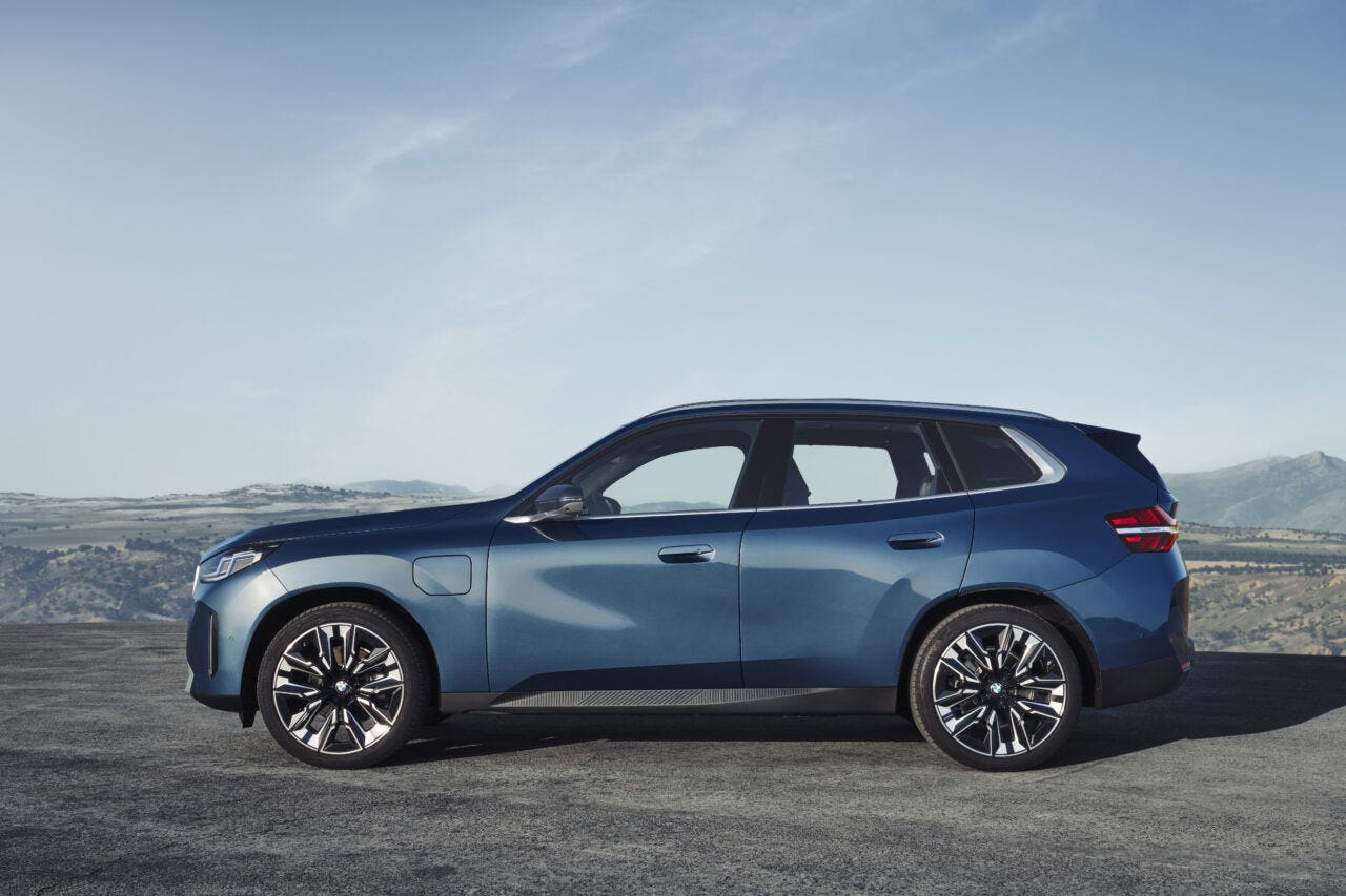 La nuova Suv BMW X3 2024 di lato