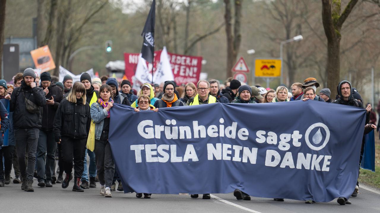 Proteste contro Tesla in Germania