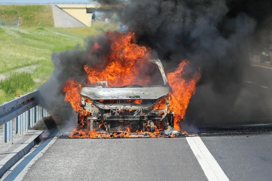 Incendio auto elettrica