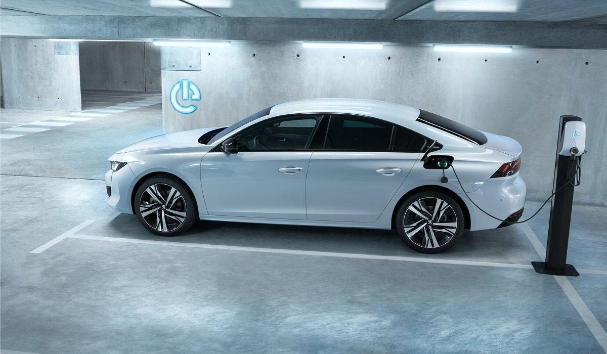 Una Peugeot 508 ibrida plug-in