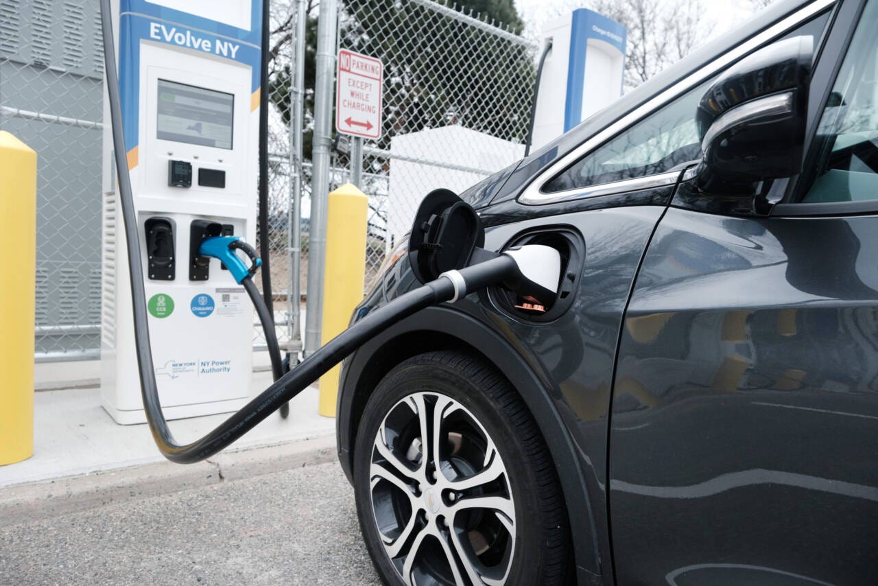 L’Italia sarà dotata entro il 2035 di un’infrastruttura che conterà tra i 198.000 e i 239.000 punti di ricarica a uso pubblico per i veicoli elettrici.