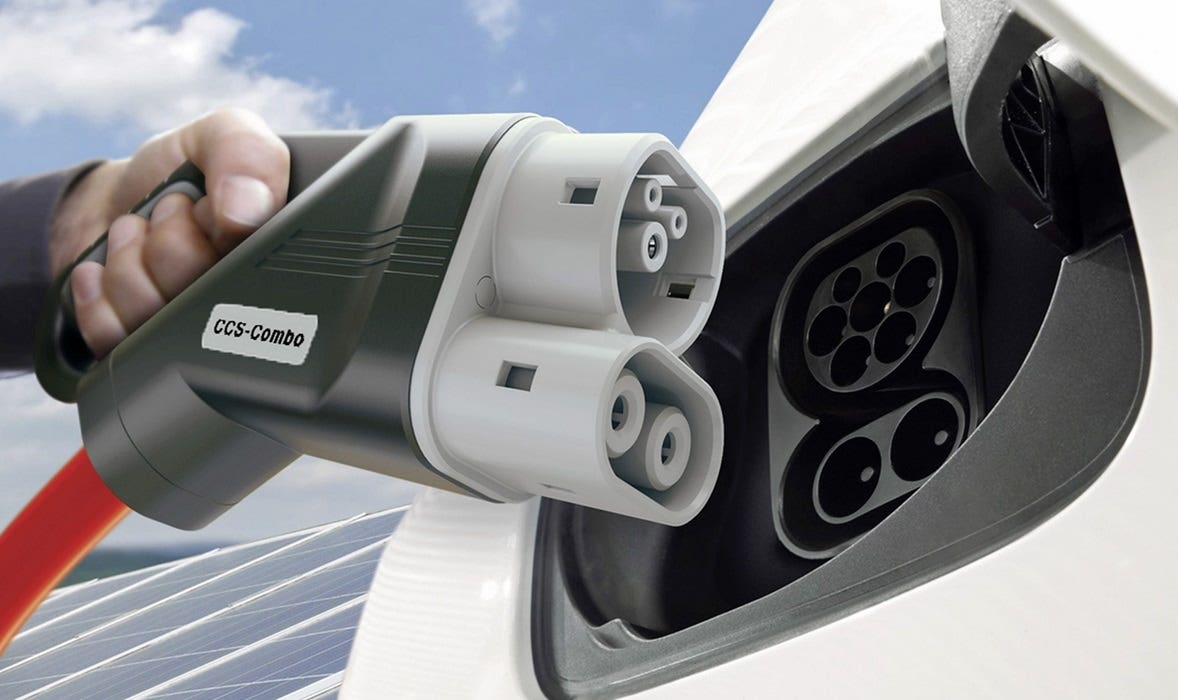 Auto elettrica in ricarica