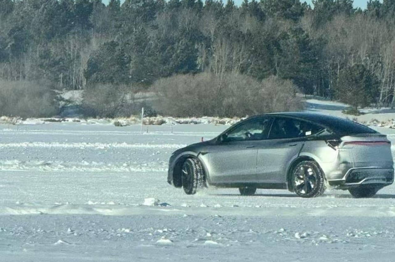 Tesla Model Y Juniper 2025 foto spia