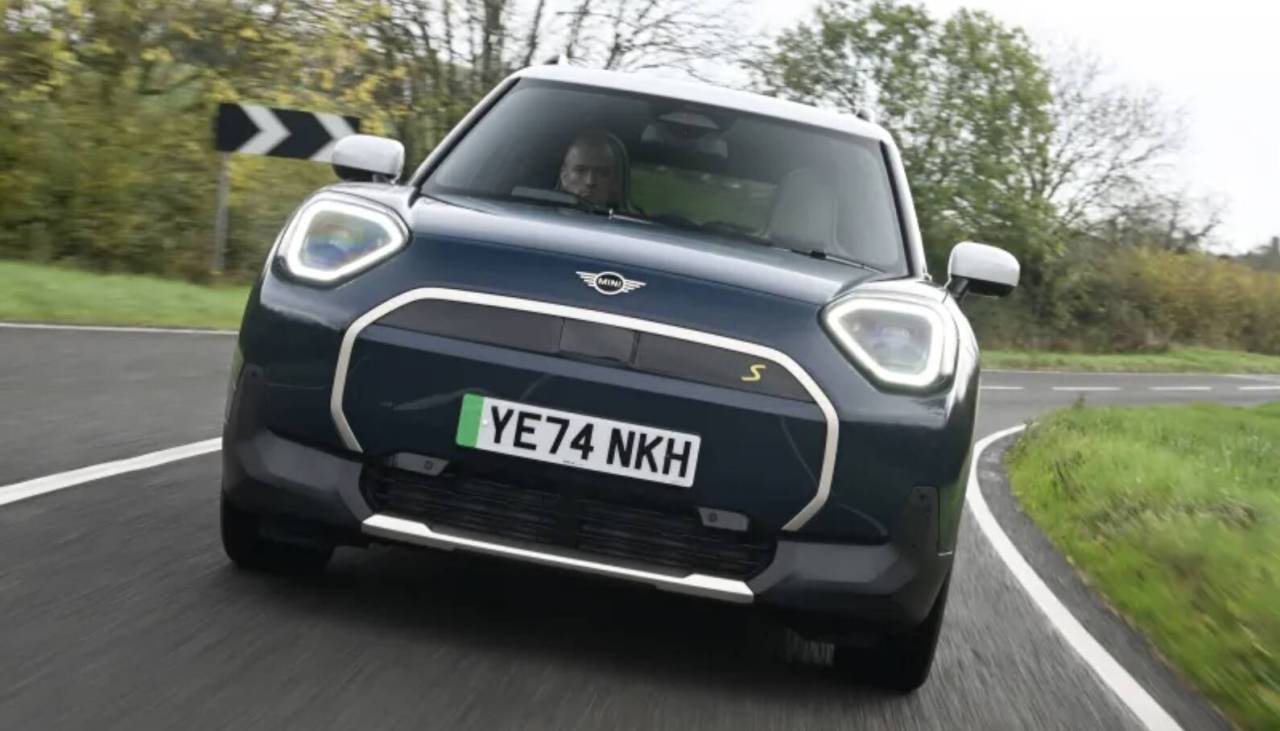 La Mini termica vince a Oxford, quella elettrica perde