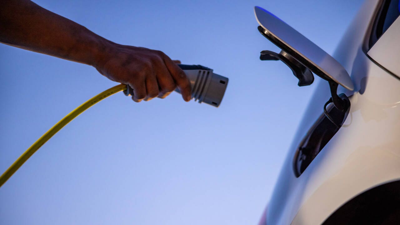 La rete italiana delle colonnine per le auto elettriche continua a crescere: vediamo i veri numeri dei punti di ricarica a uso pubblico installati nella Penisola.