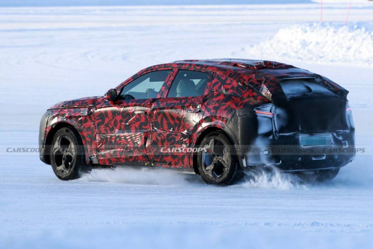 Alfa Romeo Stelvio 2025 foto spia