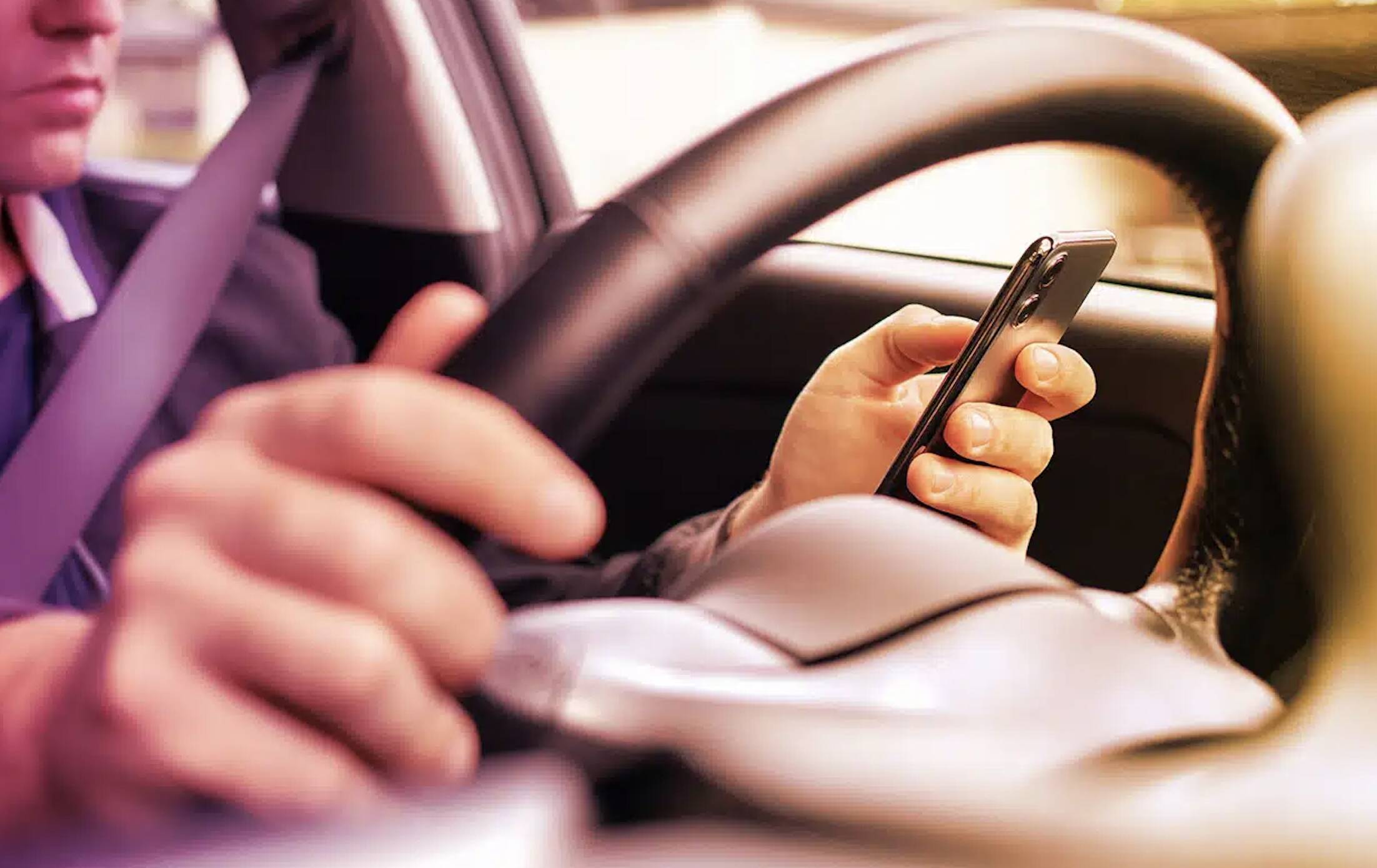 Chat WhatsApp prova la distrazione in auto