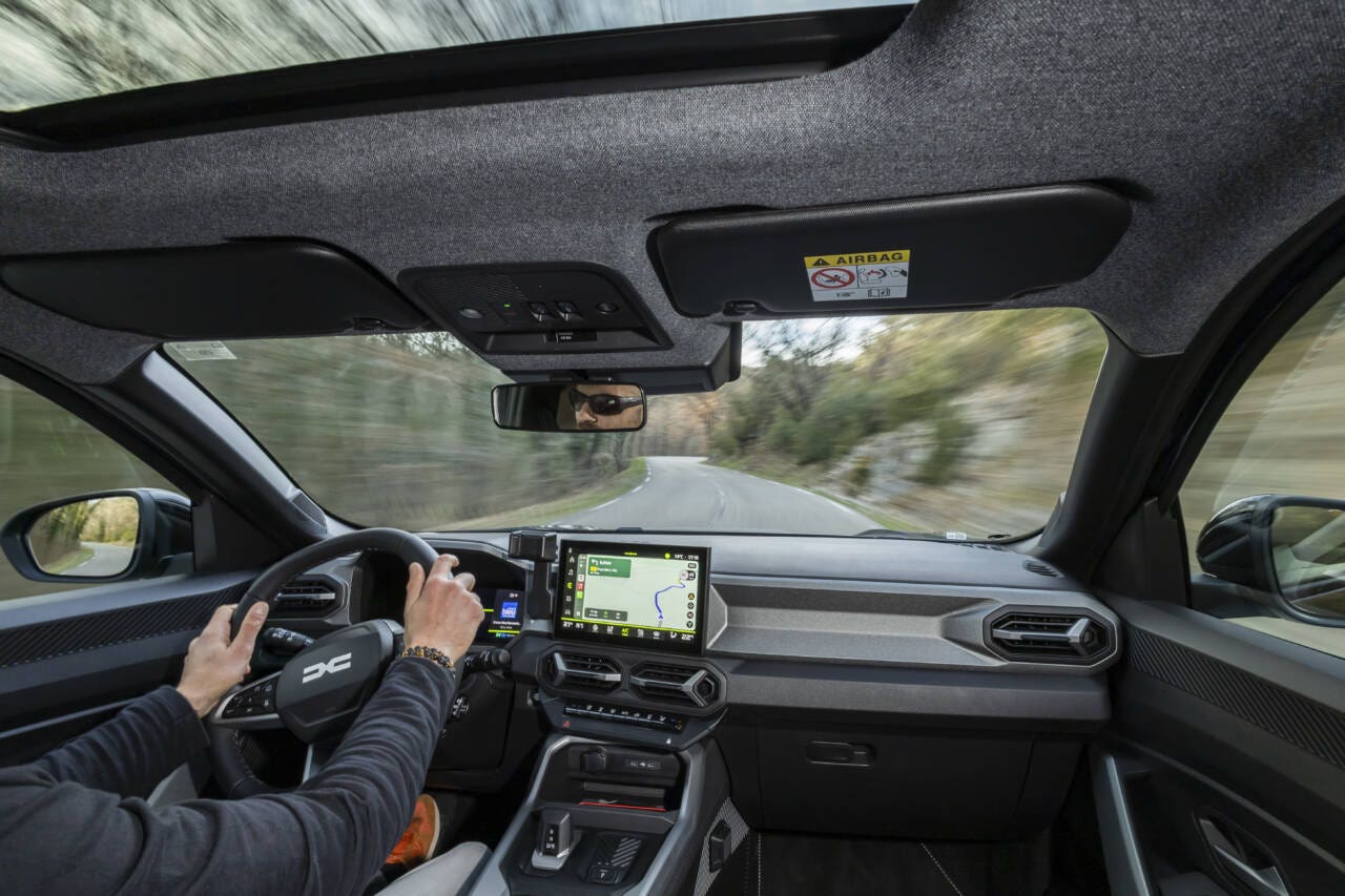 Dacia Bigster ibrida 2025 dentro