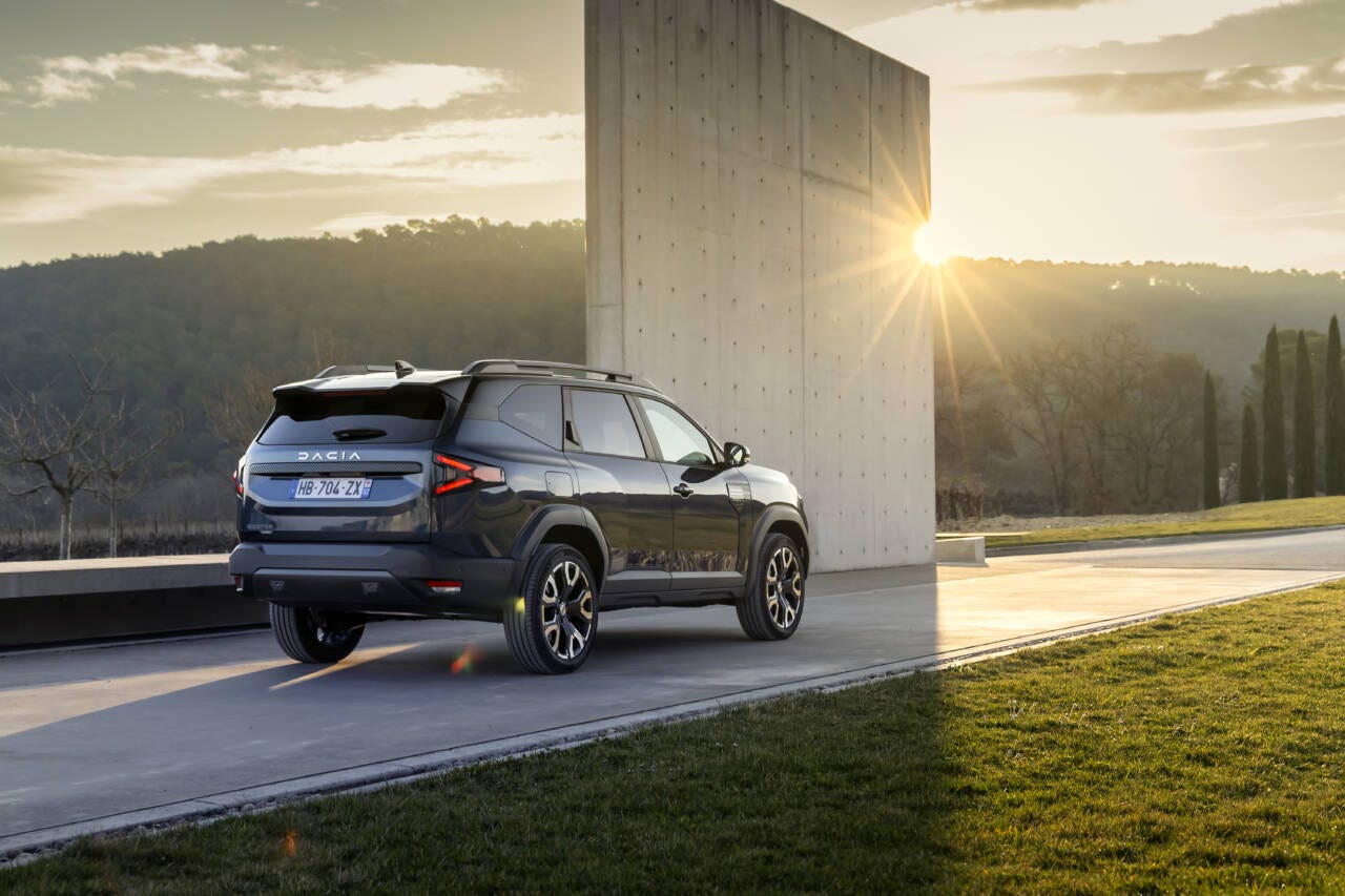 Dacia Bigster ibrida 2025 dietro