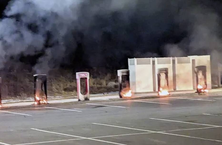 L’auto degli ambientalisti, la Tesla, nel mirino di chi è contro Musk: le fiamme danneggiano l’ambiente.