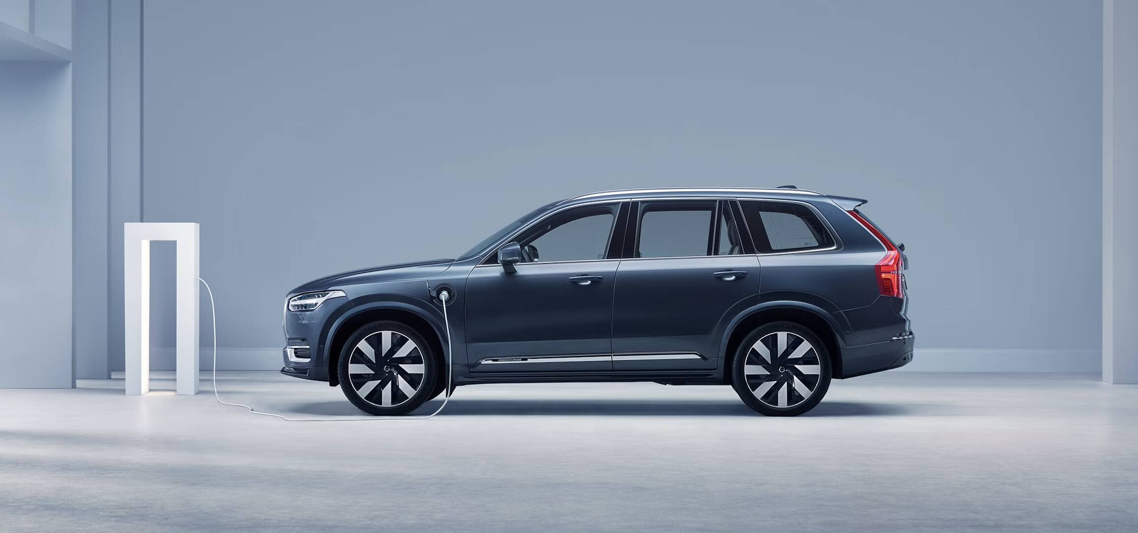 Volvo richiama ibride plug-in: pericolo di incendio se ricarichi