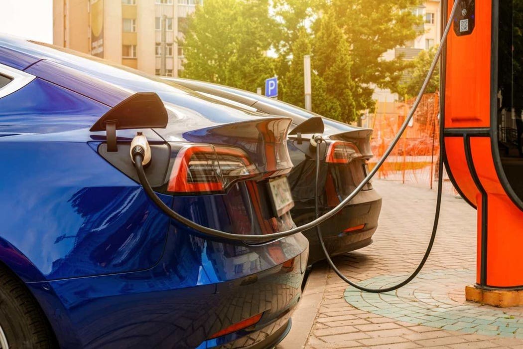 Auto elettrica in ricarica