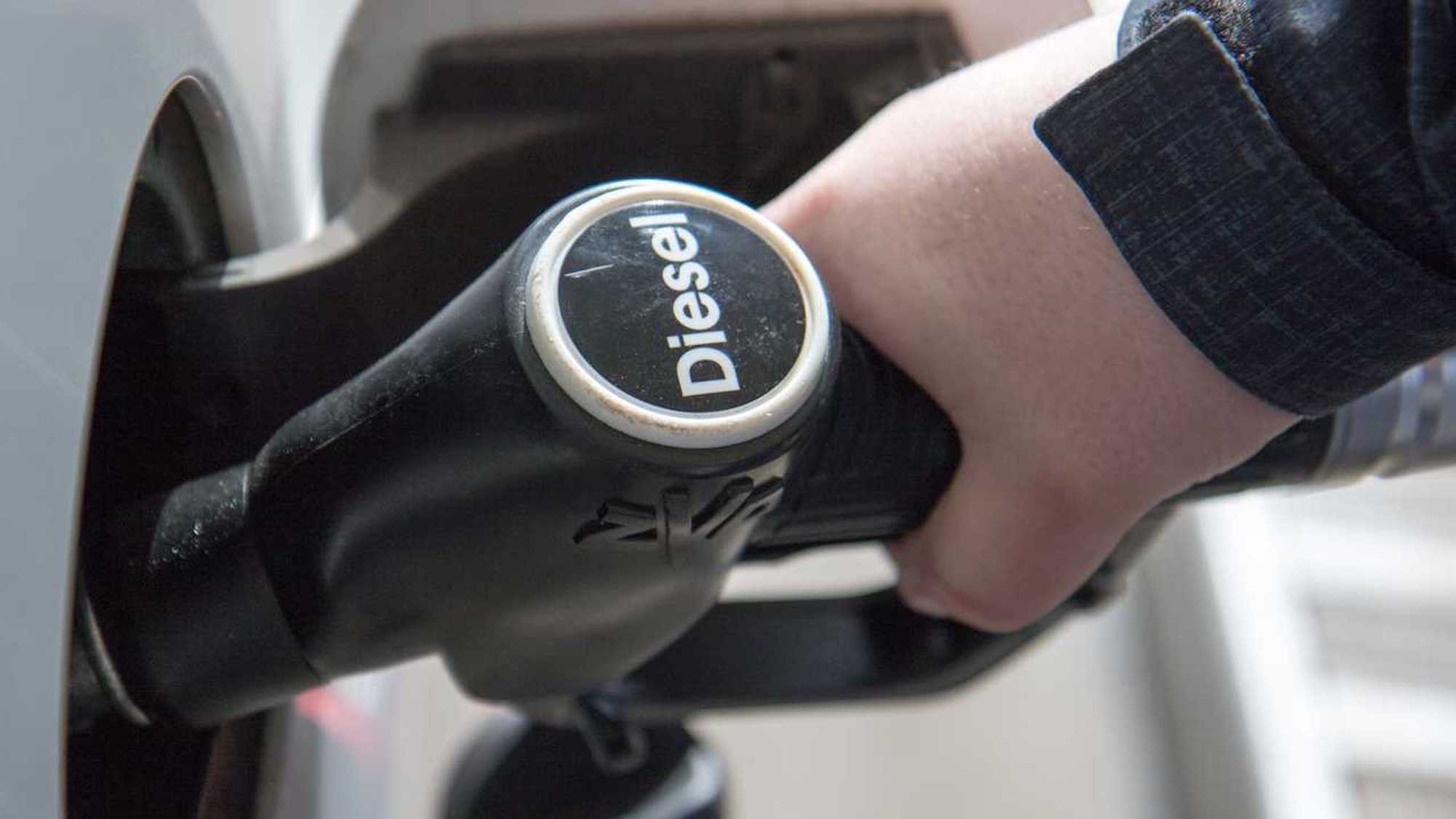 Le nuove accise sono in vigore: 1,5 centesimi di euro in più sul diesel e in meno sulla benzina.