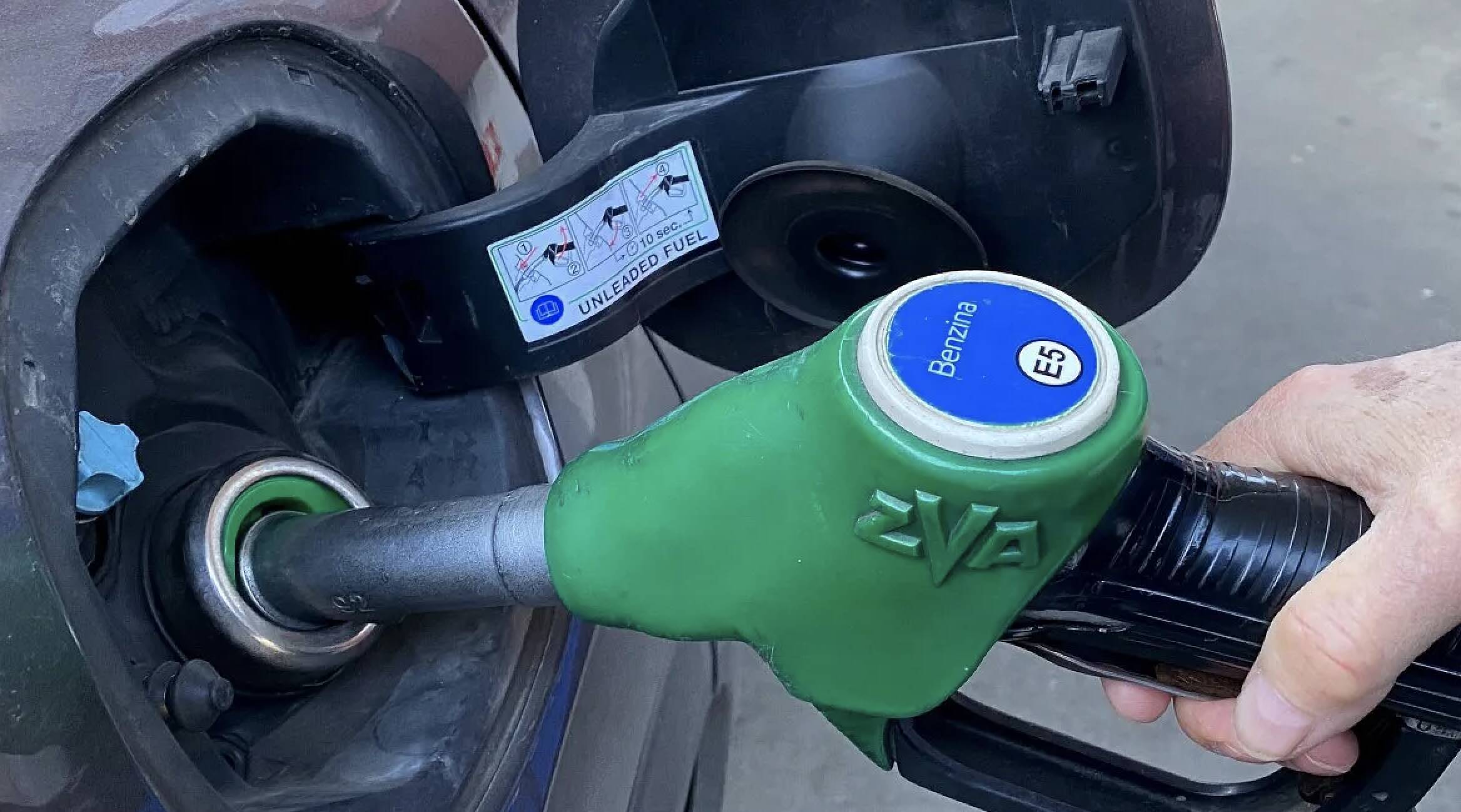 L’Iran minaccia di chiudere lo Stretto di Hormuz: nel caso, boom del prezzo del petrolio e quindi della benzina.