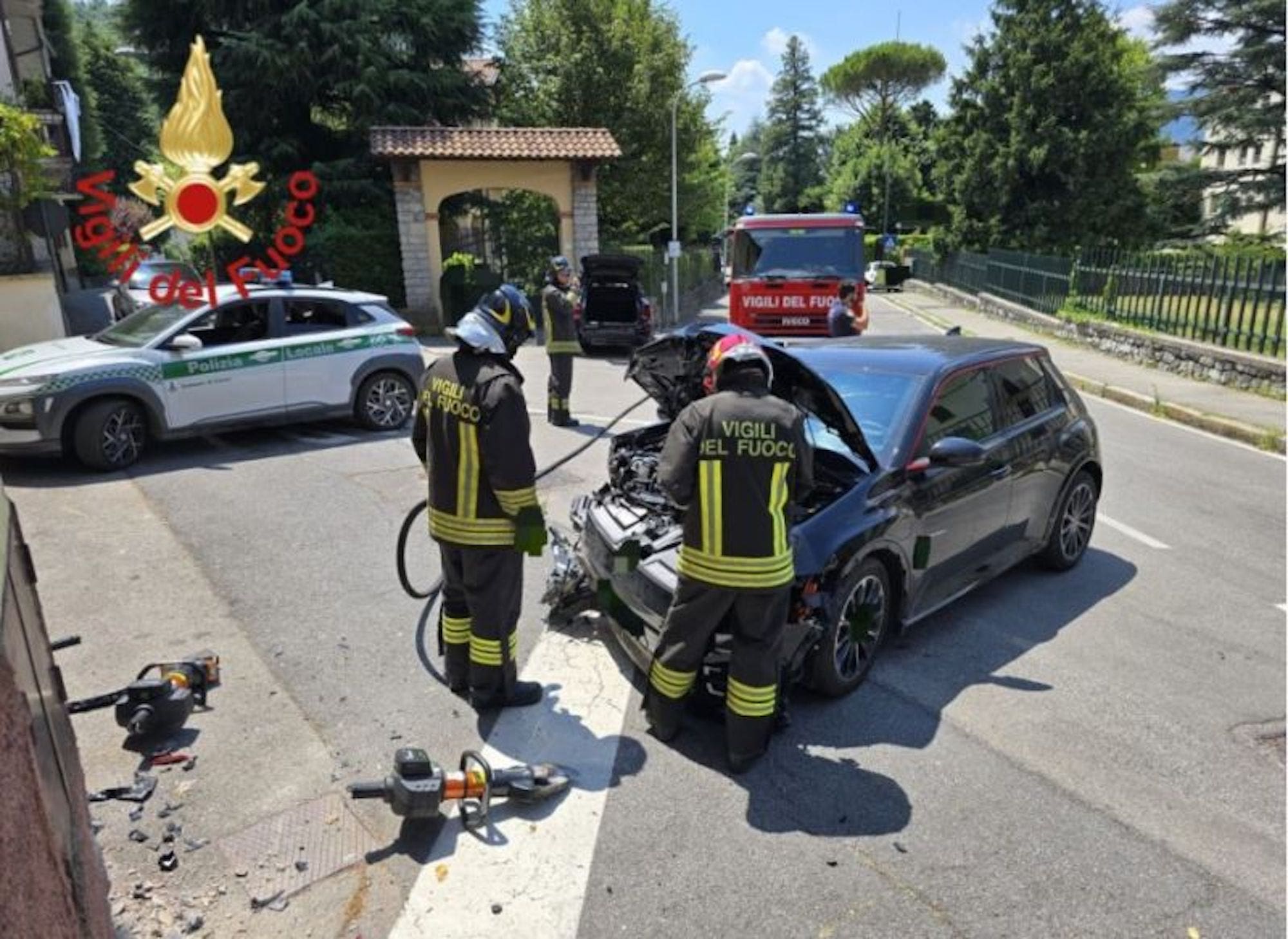 A nostro giudizio, è falsa la pseudo notizia secondo cui un’auto elettrica sarebbe partita senza il guidatore, per poi schiantarsi.