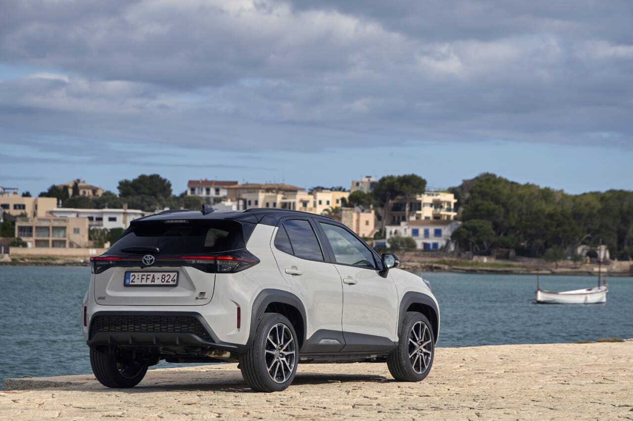 toyota yaris cross dietro