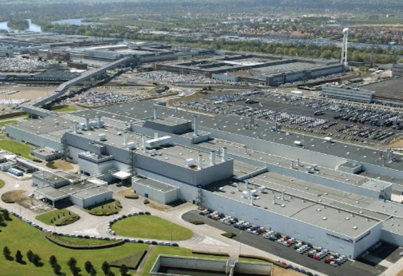 Chiusura addirittura per tre settimane per la fabbrica Stellantis di Poissy in Francia. Ma si parla di trasformazione in stadio del PSG.