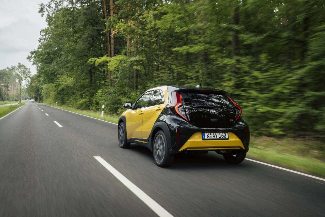 Toyota Aygo X full hybrid 2025 dietro