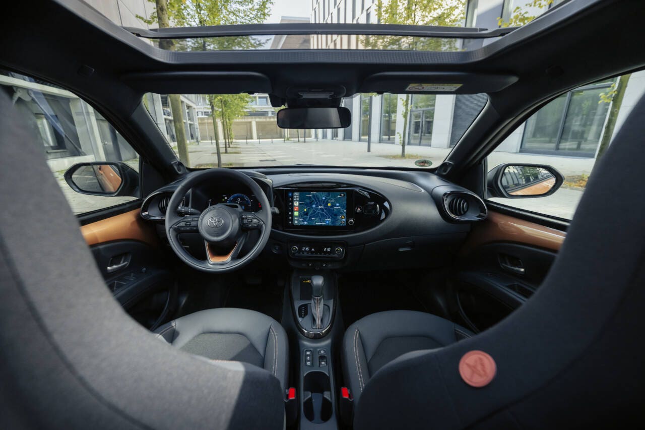 Toyota Aygo X full hybrid 2025 dentro